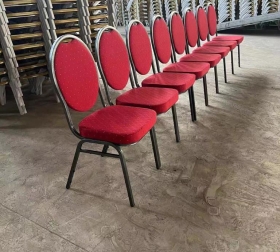 CHAISES VIP à vendre Nouveau!!! 
Arrivage de chaises vip rouges pour vos cérémonies. 
* Stock limité
Réduction du prix en fonction du nombre.
* Vente en gros uniquement.