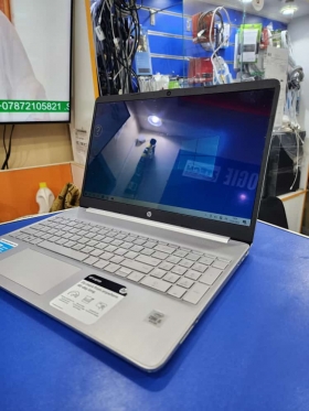 HP laptop 15 10th Core i5 10 th SSD 256 gb sur 8 gb Ram 15 pouces full tactile facture plus garantie livraison 2000