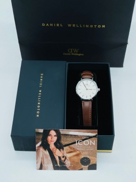 Montre Daniel wellington une montre simpliste 
Le cadeau idéal pour Madame
avec son emballage stylé 
plusieurs couleurs disponibles 
livraison possible partout sur Dakar