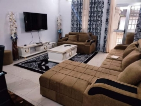 Appartement meublé à Dakar  Situé aux alentours des Almadies cet studio meublé climatisé très propre est disponible il est composé d