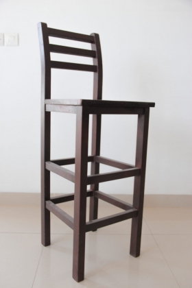 Chaise Ameyibo La chaise Ameyibo est fabriquée en bois massif. Son élégance et sa simplicité ne nécessitent aucun commentaire. Ameyibo – c’est noir en Mina.