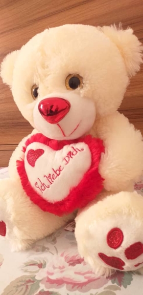 Little teddy love Voici une belle et romantique peluche teddy love pour faire passer votre message d