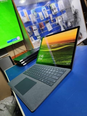 Surface Laptop 3 i5 Surface laptop 3 core i5 de 10e génération disque ssd 128go ram 8go écran 13pouces full HD TACTILE clavier rétroéclairé très léger slim.Facture plus garantie 6mois. Livraison 2000 