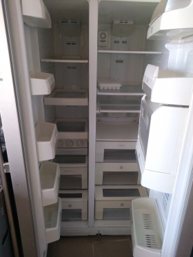 Grand frigo à bas prix DAROU RAKHMANE TRADING vend un grand réfrigérateur à deux portes avec plusieurs tiroirs à un prix très abordables