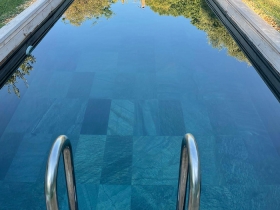 Carreaux piscine en pierre bali italien  Carreaux piscine en pierre bali moderne