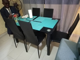 Table à manger Table à manger rectangulaire en verre avec ses 6 chaises.