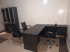 Table de bureau  Des table de bureau de 1m20,1m60 et 1m80 disponibles. 
Livraison et installation gratuit dans la ville de Dakar. 
Veuillez nous contacter pour plus d