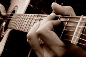 Cours de guitare Vous êtes un(e) passionné(e) de guitare et vous souhaitez commencer à la jouer; alors n