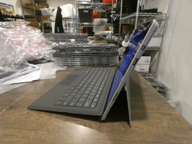 Surface Laptop i5 10th Surface laptop 3 core i5 de 10é génération 
Intel core i5-1035G7 1,2 GHZ , turbo boost 3,7 GHz, 6MB cache 4 cores 8 threads 
8Go Ram DDR4 3733 Mhz 256Go SSD NVMe.Écran tactile 13,5". Clavier rétro-éclairé. Facture plus Garantie. Livraison 2000