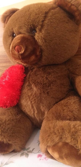 Nounours Big Teddy Love  Plongez dans la douceur inégalée de notre gros nounours"big teddy love"
cet ours en peluche marron,conçu avec soin et portant fièrement un cœur, est le symbole ultime de tendresse et d