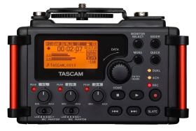 Tascam Dr-60d marque 2 L’enregistreur intègre des préamplis micro de technologie HDDA, exclusivité Tascam, reconnus pour leur rapport signal/bruit élevé, leur faible niveau de bruit de fond et leur distorsion très basse. Les enregistrements s’effectuent à une fréquence d’échantillonnage de 44,1/48/96 kHz, à une résolution numérique de 16 ou 24 bits, au format WAV ou BWF. Outre un mode d’enregistrement stéréo « ordinaire », il est possible d’enregistrer jusqu’à 4 canaux simultanément, qui peuvent ensuite être mixés sous forme de signal stéréo. Les niveaux d’enregistrement se règlent indépendamment sur les entrées 1, 2, et 3-4, et la fonction Dual Recording autorise l’enregistrement d’un même fichier en parallèle, à des niveaux différents.