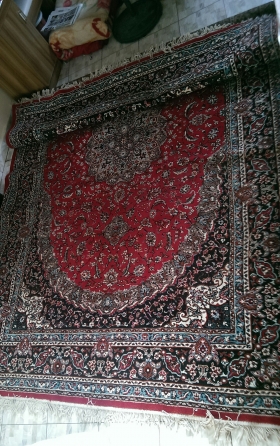 Tapis Persan Iranien Grand Tapis iranien rouge bordeaux de style oriental.Ce très joli tapis avec ses nombreux motifs perses traditionnels et ses décorations offre des couleurs variées et lumineuses, ce qui en fait un tapis parfaitement adapté pour tout type d