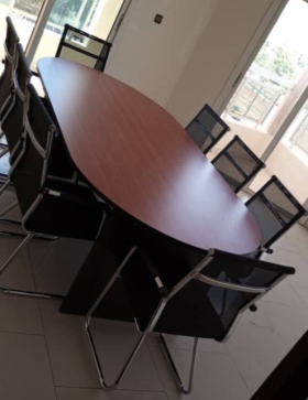 Table de réunion  Des tables de bureau de 6,7,8jusqua 60places disponibles les prix varient en fonction des dimensions 