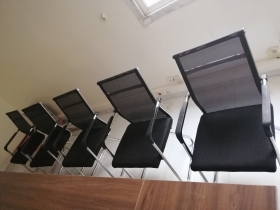 Table de Conférence Table de Conférence de 3m40.
 Très jolie avec Chaises fauteuils visiteur de bonne qualité et confortable.
Table avec 10 chaises visiteurs.