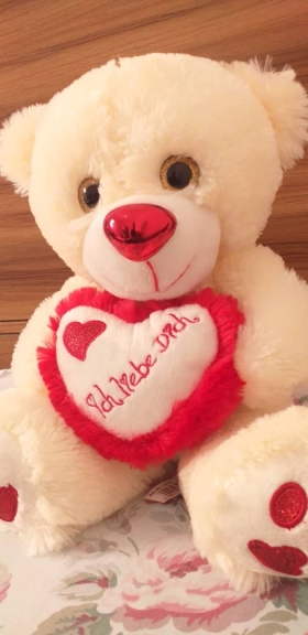 Little teddy love Voici une belle et romantique peluche teddy love pour faire passer votre message d
