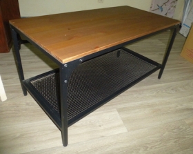 Table basse  Pour cause déménagement je vends Belle table basse IKEA, comme neuve
“Fjällbo”. Largeur 90 cm 
Profondeur 45 cm 
Hauteur 47 cm
Dessus bois
Jambes en fer 

