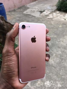 iphone 7 32 go Venant des USA etat neuf avec comme accessoires chargeurs et cables 
Couleur rose gold
