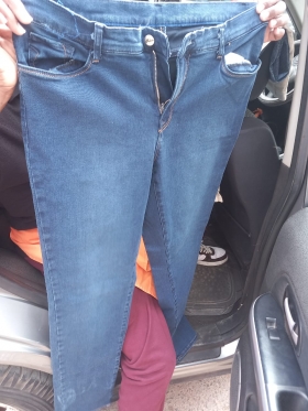 Jeans Jeans neufs pour femmes de la marque Brax (allemagne). 
Prix entre 5000 et 7000
