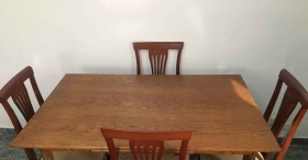  Table à manger Bonjour, pour cause départ, je vends cette jolie table à manger en bois avec ses 04 chaises très clean et solide.
