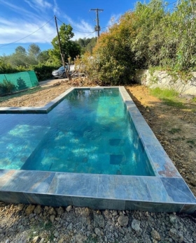 Carreaux piscine en pierre bali italien  Carreaux piscine en pierre bali moderne