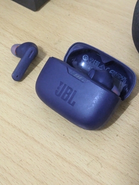 JBL Tune 230nc  Affrontez votre journée une chanson à la fois avec les JBL TWS Tune 230NC. Ces écouteurs sans fil vous offrent 40 heures de son JBL Pure Bass exceptionnel, tandis que le design ergonomique et résistant à l’eau vous assure un confort optimal toute la journée, par tous les temps. Passez vos appels en toute simplicité grâce aux 4 micros qui éliminent les bruits ambiants pour des appels de qualité optimale où que vous soyez. Qui plus est, les technologies de Réduction de Bruit Active et Smart Ambient vous permettent à la fois de vous isoler du monde et de vous engager dans votre environnement. La conception légère Intra sur tige garantit un confort parfait tout au long de la journée. Mieux encore, l’application JBL Headphones vous permet de personnaliser l’ensemble de votre expérience d’écoute. Restez connecté(e) à votre monde, à votre façon.