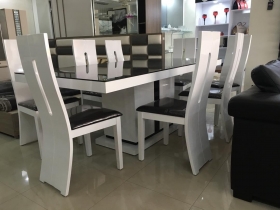Table à manger + 6 chaises Table à manger avec 6 chaises à vendre.