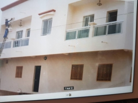 Maison à vendre à Keur Massar Villa à vendre keur Massar à la cité Ainoumadi rdc 2 appt de 2chambres + salon au 1er étage 4 chambres salon. ANGLE ET TITRE FONCIER
