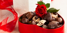 Coffret Chocolat Saint-Valentin Pour apporter plus de douceur à la Saint-Valentin, nous vous proposons nos coffrets en forme de coeur garnis de savoureux chocolats .