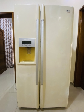 Réfrigérateur side by side LG Réfrigérateur side by side LG blanc d occasion, fonctionne normalement et sans problème. Assez grand pour contenir beaucoup d aliments