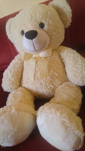 Nounours Teddy Bear  Voici un magnifique nounours Teddy Bear qui ne passe pas inaperçu.tellement il est beau et elegant avec son joli noeud jaune  et son large sourire.cet ours en peluche est d
