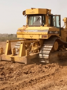 Bulldozer Bulldozers d7r  Très Propre
En bon état rien à signaler venant
 A fonctionné 1 mois au Sénégal.
Visibilité Tamba
