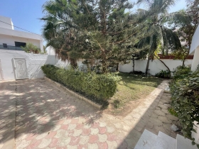 Maison à louer Charmante villa situé aux almadies route du king Fahd comprenant 2 salons et 1 salle à manger, cuisine, 4 chambres et 3 salles de bain. Garage. Jardin avec piscine. Prix: 2’000’000 cfa