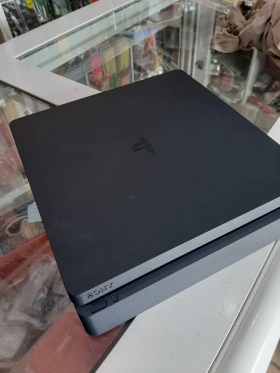 PS4 Fat Playstation 4 Fat à vendre avec PES 21 et 1 manette. La console est en bon état et est presque toute neuve et n