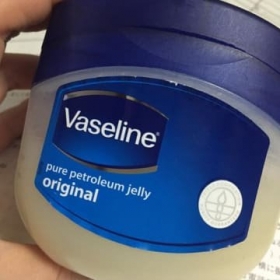 Vaseline originale  Vaseline originale efficace pour tous vos problèmes de peaux et pour nos bébés pour lutter contre les irritations. Efficace également pour relever les seins.