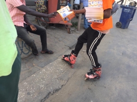 Distribution de Flyers avec les Rollers Pour la distribution de vos Flyers dans les rues de Dakar contacté notre équipe de Roller sur le 77 485 21 22
