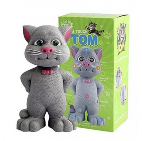 POUPÉE CHAT COMMUNIQUANT  Une poupée chat qui parle, encore appelé « Al Touch Tom Talking » est un compagnon doté d’une fonction d’enregistrement vocal. Quand on le caresse, il ronronne. Un jouet qui permet de développer les réflexes d’élocution de votre enfant. Ce chat tactile répond aux différents touchers que votre enfant fait sur lui en émettant des sons amusants. Un jouet didactique et ludique.