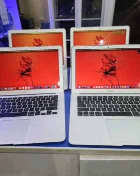 MacBook air 2017 Mac book air 2017 core i5 ram 8go ssd 128go écran 13pouces. Facture plus garantie 6mois livraison 2000