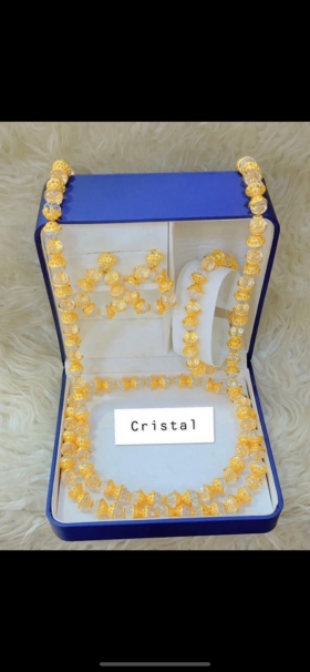 Bijoux cristal très classe disponible  Bijoux cristal très classe disponible 
