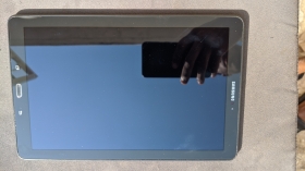 Tablette Samsung galaxy tab A Tablette Samsung Galaxy Tab A6 SM-P585 25.6 cm (10.1") comme neuve, très bon état. Vendue avec sa couverture de protection et de transport. Wi-Fi + LTE (prend une puce et peut donc passer des appels). 
Mémoire 16 GB 3 GB RAM
Port micro sd
Caméras 8MP/2MP
Batterie 7300 mAh