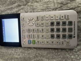 Calculatrice TI-83 Utile du lycée aux études supérieur. Vendu à l’unité sans le chargeur