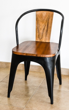 Chaise Modou Le chaise Modou tient son nom de notre tout premier menuisier métallique. Personne ne produit cette chaise comme lui. Son indus en bois massif et métal vous plaira par son style authentique. Légèrement vieillie, cette chaise prendra facilement place dans une cuisine ou dans un bureau. Notre conseil : ajoutez quelques objets du même style.