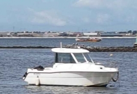 Jolie Bateau de marque Benetau Antares à vendre Très joli bateau de 6m50 de marque Benetau Antares possédant une cabine, deux couchettes et un moteur mercury 90CV. Il fonctionne très bien. Il est tout équipé et tous les papiers sont en règle.
Contact : 773376472
