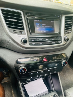 HYUNDAI TUCSON Hyundai Tucson 
Essence automatique
2017 
43.000km 
1.6t moteur 
Full options 
Intérieur cuir 
Toit panoramique 
Siège électrique 
Différentes drive mode 
Jantes en alu sport 
Feu antibrouillard 
Caméra de recul 
Version 4x4 


