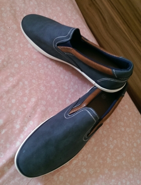 Chaussures en Daim Bonjour je vend des chaussures pour hommes en daim très jolies et de bonnes qualités.Vous y serez sûrement à l