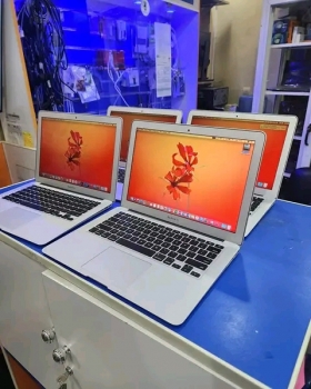 MacBook air 2017 Mac book air 2017 core i5 ram 8go ssd 128go écran 13pouces. Facture plus garantie 6mois livraison 2000